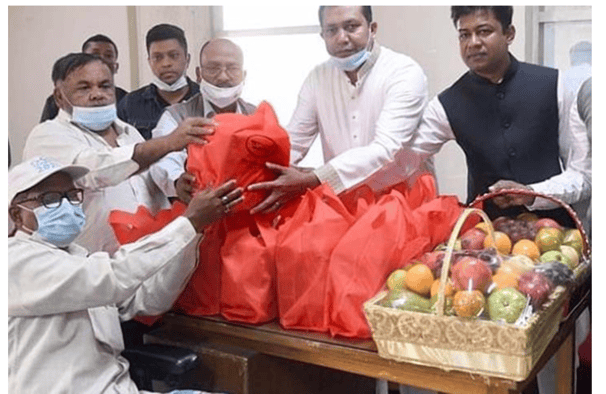 বিজয় দিবস উপলক্ষে বীর মুক্তিযোদ্ধাদের ফল-মিষ্টি পাঠালেন প্রধানমন্ত্রী