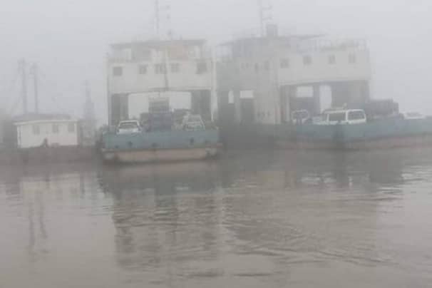 ঘন কুয়াশা পাটুরিয়া-দৌলতদিয়া ঘাটে ফেরি চলাচল বন্ধ