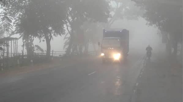 মধ্যরাত থেকে ঘন কুয়াশা পড়তে পারে ঘন কুয়াশা