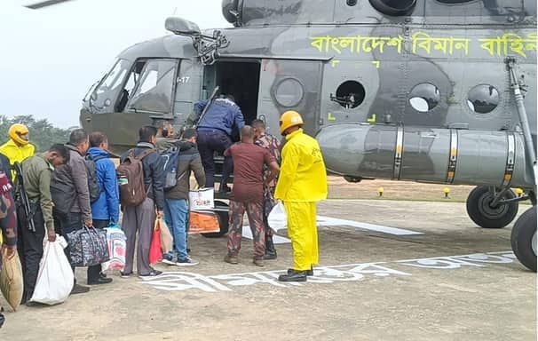 বিমান বাহিনীর হেলিকপ্টারে দুর্গম পাহাড়ি এলাকায় যাচ্ছে নির্বাচনী সামগ্রী
