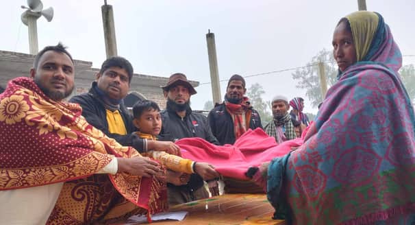 আশুলিয়া হেল্পলাইনের উদ্যোগে শীতার্তদের মাঝে কম্বল বিতরণ