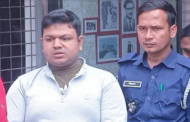 মরা মুরগি বিক্রি করায় মুরগি ব্যবসায়ীর ৬ মাসের জেল