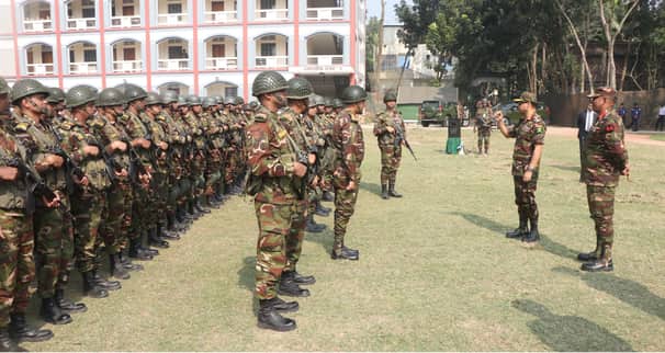 মোতায়েনকৃত সেনাবাহিনীর কার্যক্রম পরিদর্শন করলেন সেনাপ্রধান