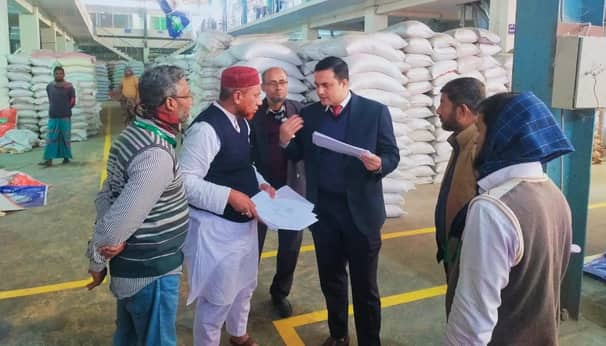 পবায় চালের দাম সহনীয় রাখতে ভ্রাম্যমান আদালতের অভিযান