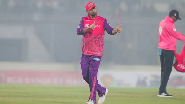 আট মাস পর মাঠে ফিরে প্রথম বলেই উইকেট পেলেন ম্যাশ মাশরাফী বিন মোর্ত্তজা