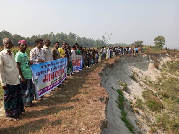 মানিকগঞ্জে বালুমহাল ইজারা বাতিলের দাবিতে মানববন্ধন ফসলি জমি রক্ষার দাবিতে মানববন্ধন