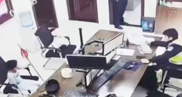 বোনকে বেশি ভালোবাসে বাবা, অভিযোগ নিয়ে থানায় শিশু