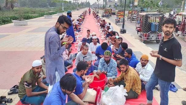 পটুয়াখালীর ঝাউতলায় বসছে ‘ইফতার খানা’, খুশি পথচারীরা