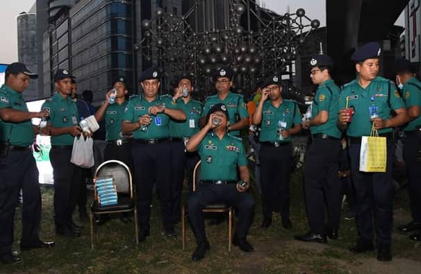 প্রথম রোজায় রাস্তায় ইফতার করলেন ডিএমপি কমিশনার হাবিবুর রহমান ডিএমপি কমিশনার হাবিবুর রহমান