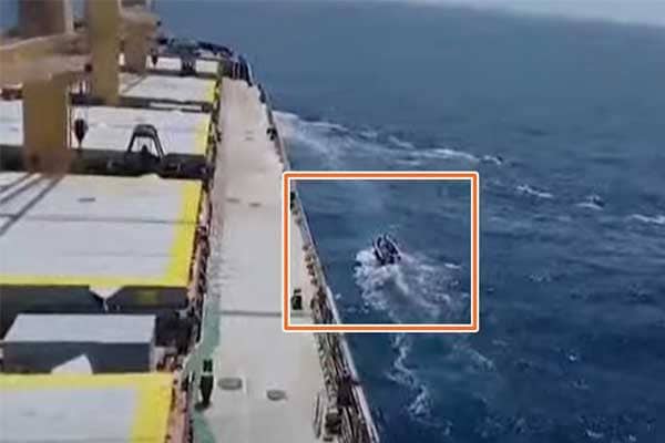 কোথায় নেয়া হচ্ছে ছিনতাই হওয়া বাংলাদেশি জাহাজ?