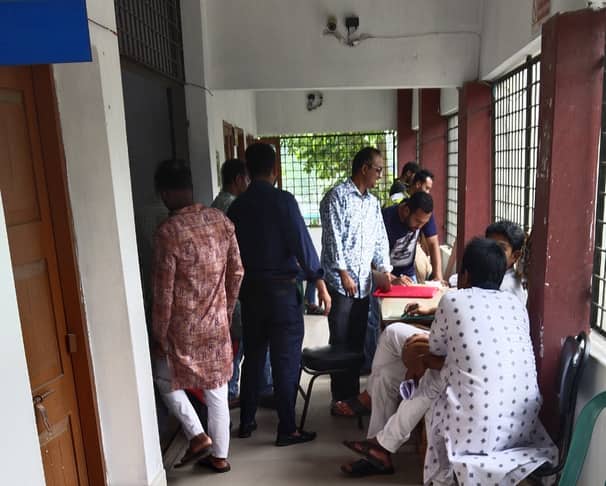 মানিকগঞ্জে জোরপূর্বক টেন্ডার ছিনতাইয়ের অভিযোগ!