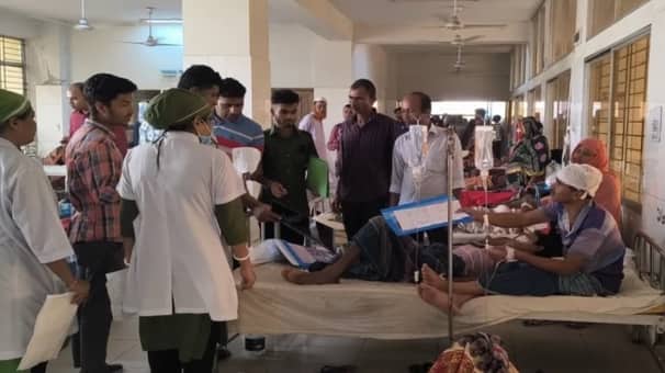 বনভোজনে বাসের আসন নিয়ে দ্বন্দ্ব, সংঘর্ষে আহত ২৫