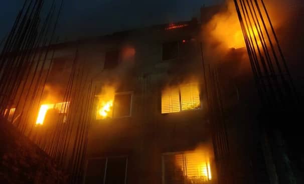 রাজধানীর ডেমরায় কাপড়ের গুদামে আগুন ডেমরায় কাপড়ের গুদামে আগুন
