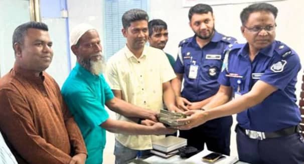কুড়িয়ে পাওয়া সাড়ে চার লাখ টাকা ফেরত দিলেন ইজিবাইক চালক