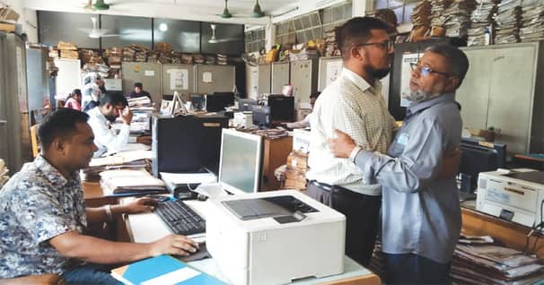 ছুটি শেষে খুলল অফিস, শুরু হলো ব্যাংক লেনদেন
