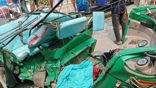 পুলিশের তাড়া খেয়ে পালাতে গিয়ে দুর্ঘটনা, অটোরিকশার নারী যাত্রী নিহত