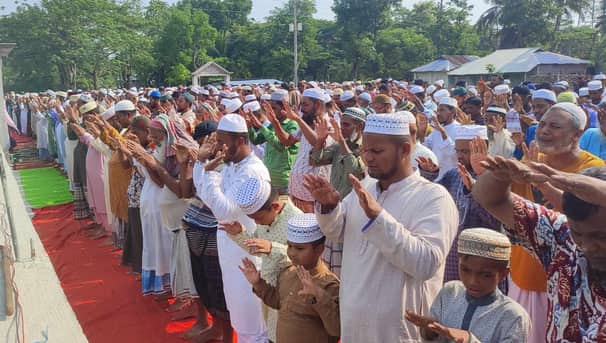 তাপদাহে হাঁসফাঁস অবস্থা, রহমতের বৃষ্টির জন্য অঝোরে কাঁদলেন মুসল্লিরা