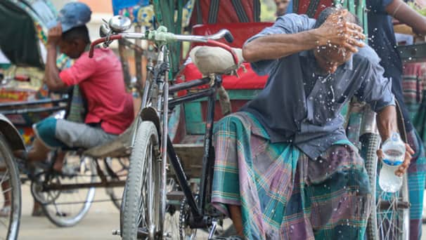 হিটস্ট্রোকে ফুটপাতেই প্রাণ গেল রিকশাচালকের