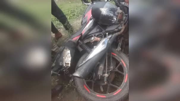 এক মোটরসাইকেলে ৪ আরোহী, ট্রাকের ধাক্কায় প্রাণ গেল স্ত্রী ও সন্তানের
