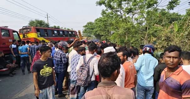 ফরিদপুরের কানাইপুরে বাস-পিকআপ সংঘর্ষ, ঘটনাস্থলেই ১২ জন নিহত