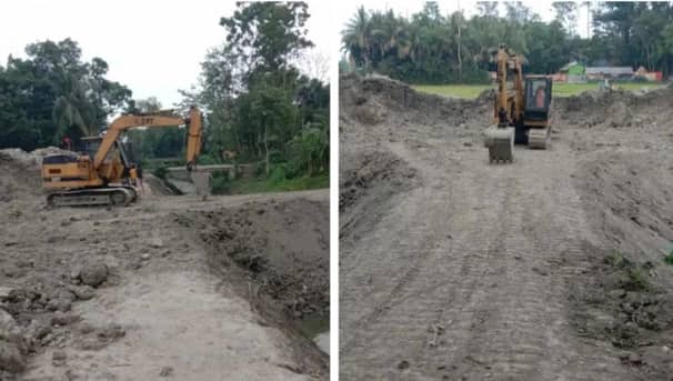 লাল পতাকা টাঙিয়ে খালের মাটি লুট Canal soil loot