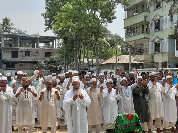 বৃষ্টির আশায় মানিকগঞ্জে পৃথক পৃথক স্থানে ইসতিসকার নামাজ আদায়