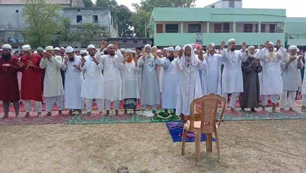 বৃষ্টির আশায় নামাজ শেষে অঝোরে কাঁদলেন মুসল্লিরা Namaj-01