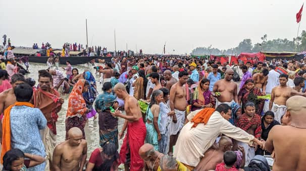 অষ্টমীর স্নান : চিলমারীর ব্রহ্মপুত্র নদে লাখো পূণ্যার্থীর ঢল