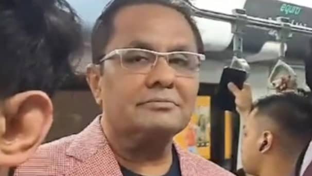 শত কোটি টাকার মালিক এখন অফিসে যান মেট্রোতে