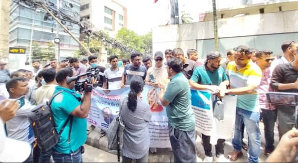 পাসপোর্ট ফেরত চেয়ে ইতালি দূতাবাসের সামনে মানববন্ধন
