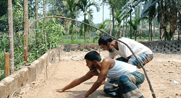 আগেরদিন যে কবরস্থান পরিষ্কার করেছিল দুই বন্ধু পরদিন সেখানেই তাদের দাফন