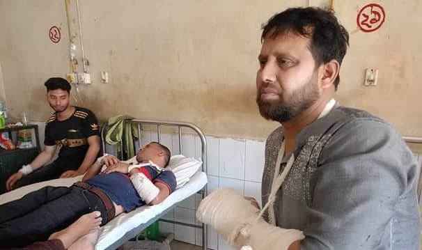 সিগারেট খেতে নিষেধ করায় শিক্ষককে ছুরিকাঘাত, বাড়িঘর ভাঙচুর The teacher was stabbed