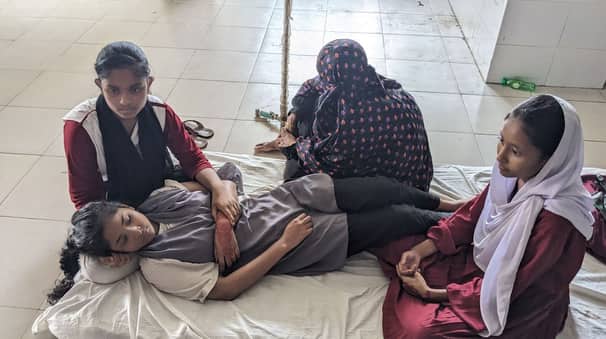 তীব্র গরমে ক্লাস চলাকালীন অজ্ঞান হয়ে গেল শিক্ষার্থী student