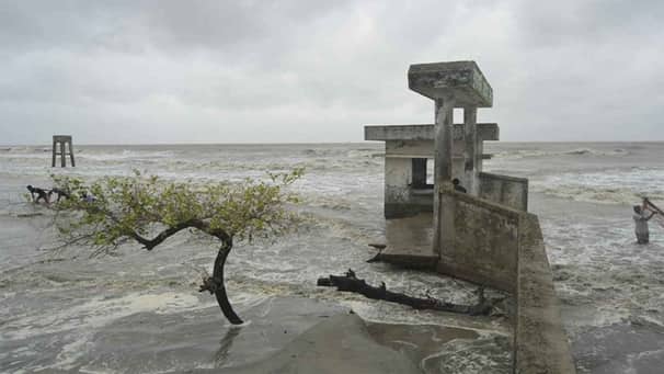 তাণ্ডব চালিয়েছে ঘূর্ণিঝড় ‘রেমাল’, জলোচ্ছ্বাসে প্লাবিত উপকূলীয় এলাকা