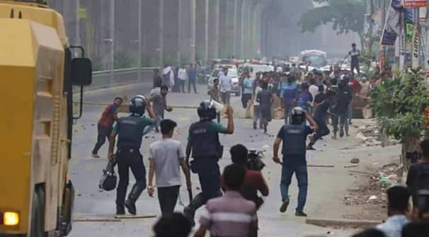 অটোরিকশাচালকদের ভাঙচুর-অবরোধ: ২৭০০ জনের নামে মামলা, গ্রেপ্তার ৪২ Clash