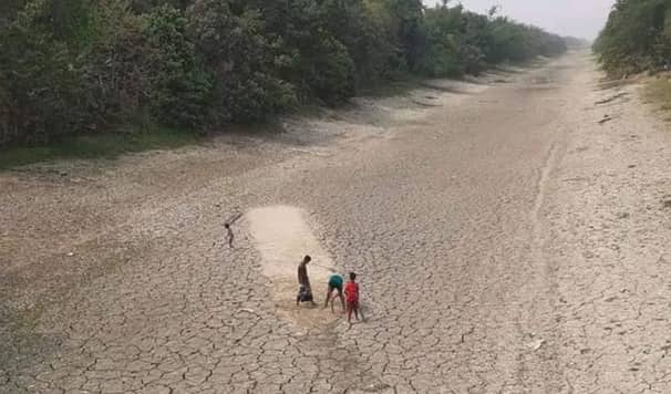 পানির অভাবে নদীর তলদেশ-ফসলের মাঠ ফেটে চৌচির River
