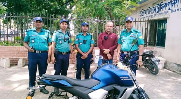 শার্টে ডিএমপির মনোগ্রাম, বাইকসহ আটকের পর জানা গেল পুলিশের ভুয়া সদস্য