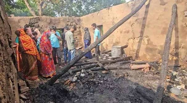 টিনের চালে বজ্রপাত, ঘরসহ পুড়ে ছাই মা ও শিশু