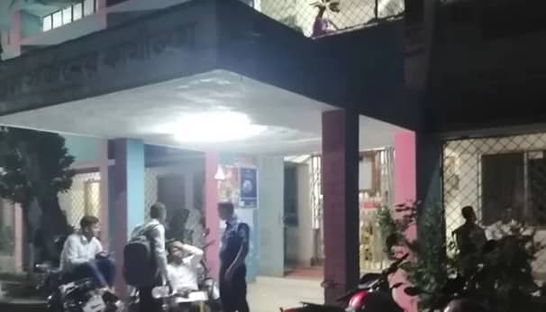 স্ত্রী-শ্যালিকার জন্য প্রশ্ন সরবরাহে রাতভর অফিসে দুই কর্মচারী