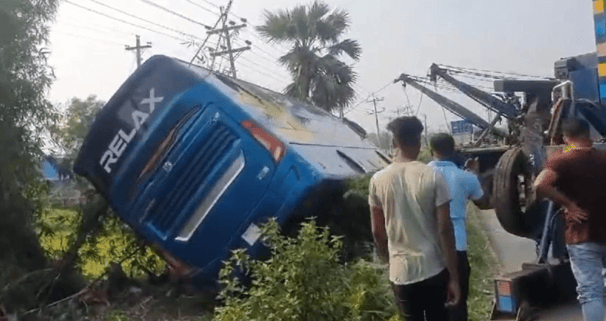 কুমিল্লার চৌদ্দগ্রামে বাস উল্টে সাতসকালে প্রাণ গেল ৫ জনের