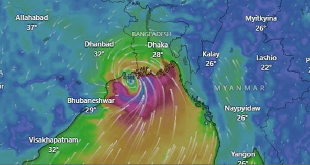উপকূল অতিক্রম করছে প্রবল ঘূর্ণিঝড় ‘রেমাল’