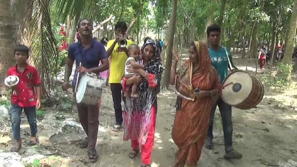 সন্তান জন্মের আনন্দে আজব কাণ্ড ঘটালেন গৃহবধূ! GOAT