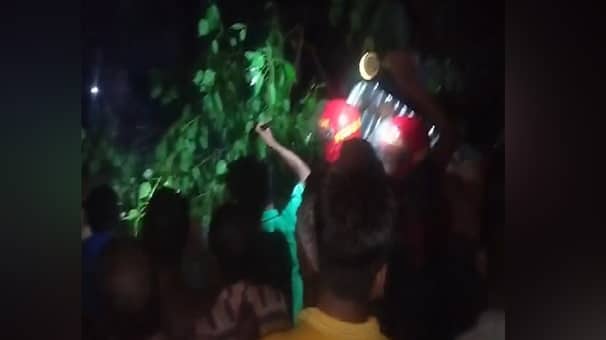 হঠাৎ কালবৈশাখী ঝড়ে গাছ চাপায় ৪ জনের মৃত্যু Jhor