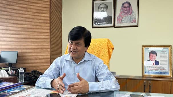 অফিসে যেতে ১৬ কিমি রাস্তায় ৩ গাড়ি পরিবর্তন করতেন মতিউর Moti