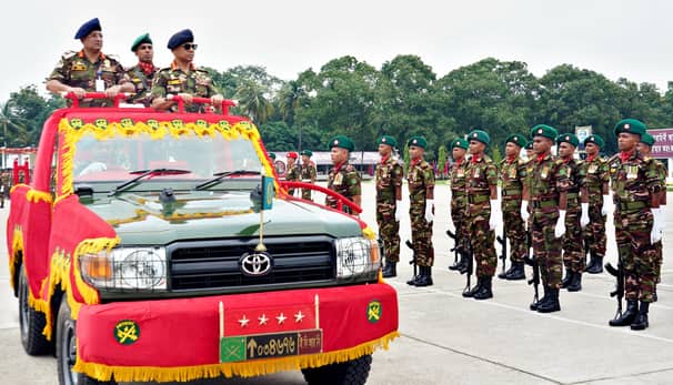 সেনাপ্রধানকে বিদায়ী সংবর্ধনা জানাল ইস্ট বেঙ্গল রেজিমেন্ট