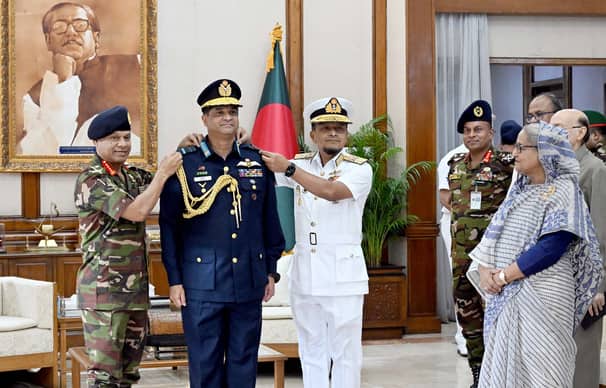 গণভবনে বিমান বাহিনী প্রধানের এয়ার মার্শাল র্যাংক পরিধান