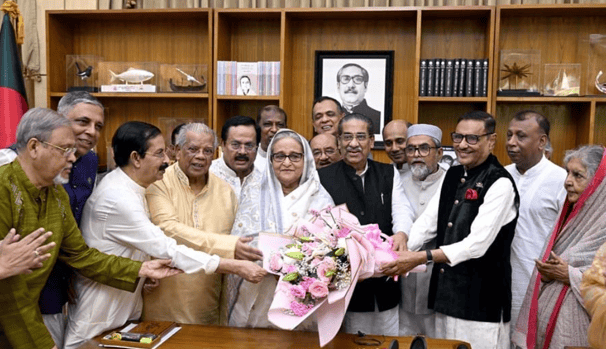 গণভবনে নেতাদের সঙ্গে ঈদের শুভেচ্ছা বিনিময় করলেন প্রধানমন্ত্রী