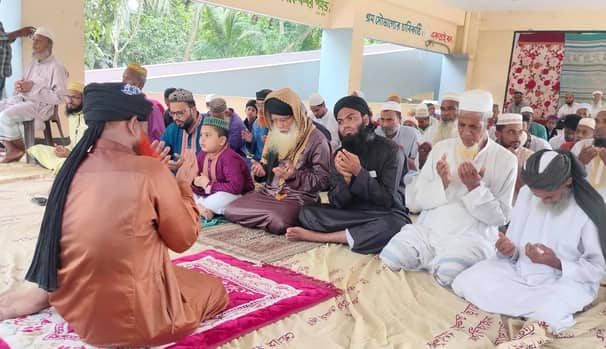 পটুয়াখালীর বদরপুর গ্রামে চলছে ঈদ উদযাপন