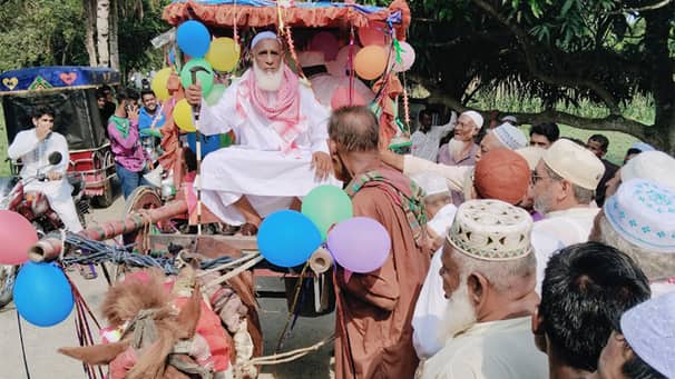 ইমামের রাজকীয় বিদায়, নিজেও কাঁদলেন গ্রামবাসীদের কাঁদালেন