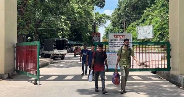 হল ছাড়ছেন কলেজ, বিশ্ববিদ্যালয়ের শিক্ষার্থীরা